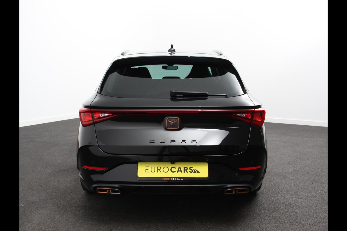 CUPRA Leon Sportstourer 1.4 e-Hybrid VZ 245 pk DSG Wegklapbare trekhaak Navigatie Apple CarPlay Android Auto Camera Parkeerhulp  Adaptive Cruise Control Dodehoekdetectie Stoel- en stuurverwarming Full Led Climate Control Lichtmetalen velgen