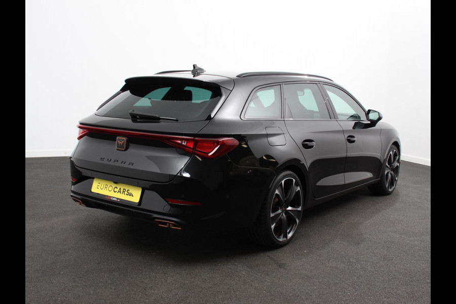 CUPRA Leon Sportstourer 1.4 e-Hybrid VZ 245 pk DSG Wegklapbare trekhaak Navigatie Apple CarPlay Android Auto Camera Parkeerhulp  Adaptive Cruise Control Dodehoekdetectie Stoel- en stuurverwarming Full Led Climate Control Lichtmetalen velgen
