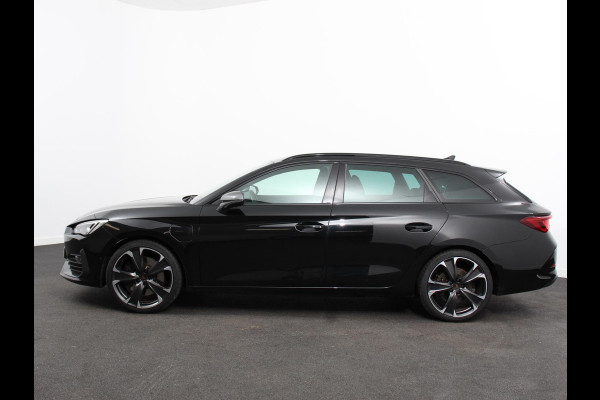 CUPRA Leon Sportstourer 1.4 e-Hybrid VZ 245 pk DSG Wegklapbare trekhaak Navigatie Apple CarPlay Android Auto Camera Parkeerhulp  Adaptive Cruise Control Dodehoekdetectie Stoel- en stuurverwarming Full Led Climate Control Lichtmetalen velgen