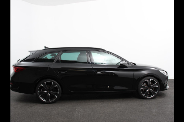 CUPRA Leon Sportstourer 1.4 e-Hybrid VZ 245 pk DSG Wegklapbare trekhaak Navigatie Apple CarPlay Android Auto Camera Parkeerhulp  Adaptive Cruise Control Dodehoekdetectie Stoel- en stuurverwarming Full Led Climate Control Lichtmetalen velgen