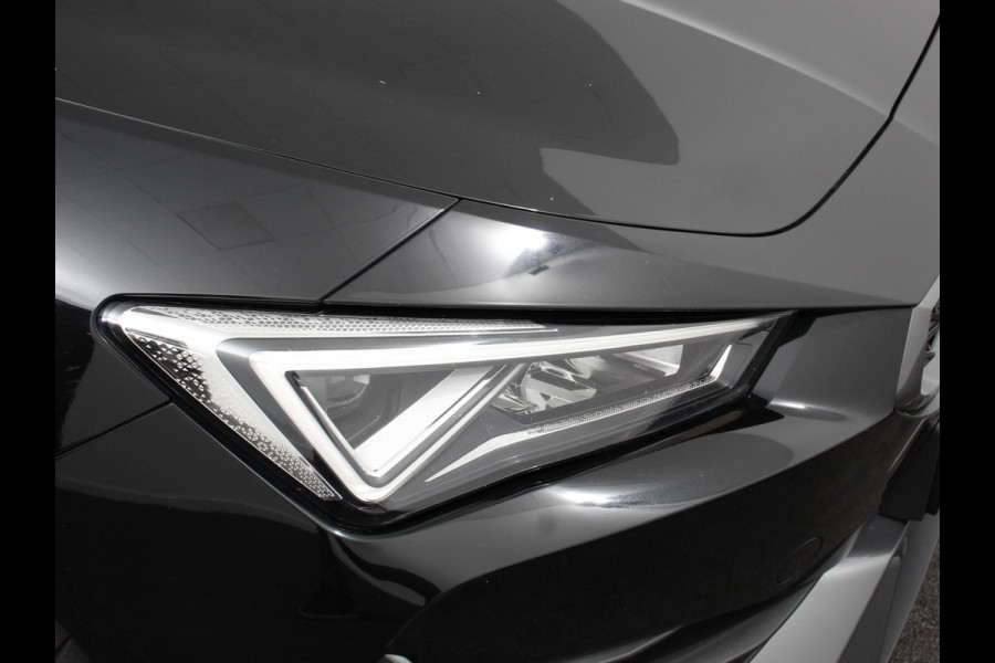CUPRA Leon Sportstourer 1.4 e-Hybrid VZ 245 pk DSG Wegklapbare trekhaak Navigatie Apple CarPlay Android Auto Camera Parkeerhulp  Adaptive Cruise Control Dodehoekdetectie Stoel- en stuurverwarming Full Led Climate Control Lichtmetalen velgen