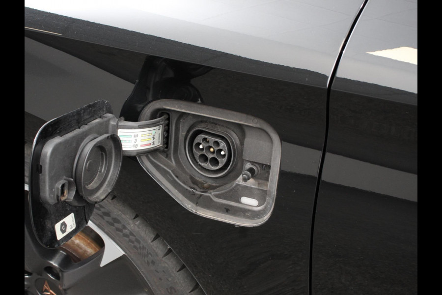 CUPRA Leon Sportstourer 1.4 e-Hybrid VZ 245 pk DSG Wegklapbare trekhaak Navigatie Apple CarPlay Android Auto Camera Parkeerhulp  Adaptive Cruise Control Dodehoekdetectie Stoel- en stuurverwarming Full Led Climate Control Lichtmetalen velgen