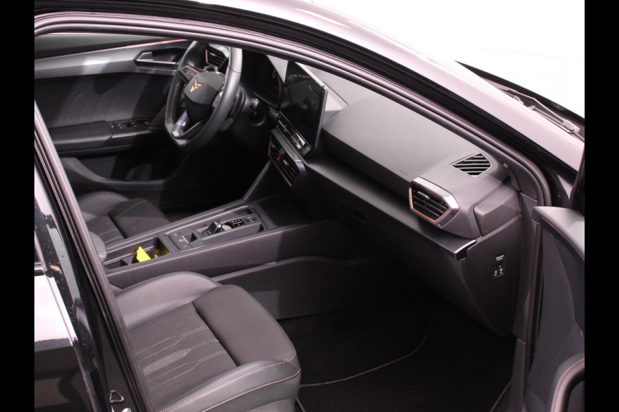 CUPRA Leon Sportstourer 1.4 e-Hybrid VZ 245 pk DSG Wegklapbare trekhaak Navigatie Apple CarPlay Android Auto Camera Parkeerhulp  Adaptive Cruise Control Dodehoekdetectie Stoel- en stuurverwarming Full Led Climate Control Lichtmetalen velgen
