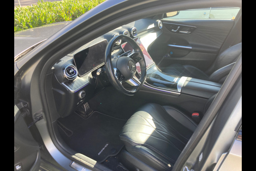 Mercedes-Benz C-Klasse 300 e AMG Line | Magno | Panoramadak | Stoelverwarming | Adaptive Cruise Control | Dodehoekdetectie | Head-Up Display | Memory Seat | 360 Camera | Keyless | Ambiance Verlichting | Navigatie | Apple Carplay