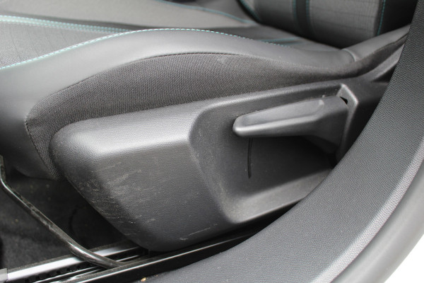 Peugeot 2008 1.2 PureTech 100PK Allure Pack | Adaptieve Cruise | Origin NL | Dealer Onderhouden | Camera