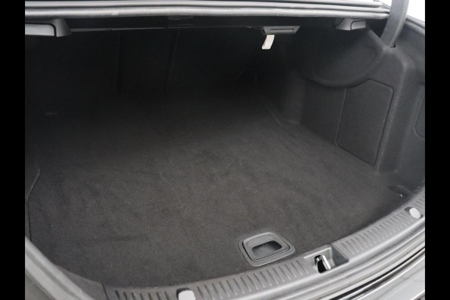 Mercedes-Benz E-Klasse 200 Premium Plus | Burmester Sound | Panoramadak | Memory | Leder | Head-up | 360 Camera | Stoelverwarming | Keyless | Sfeerverlichting | Carplay