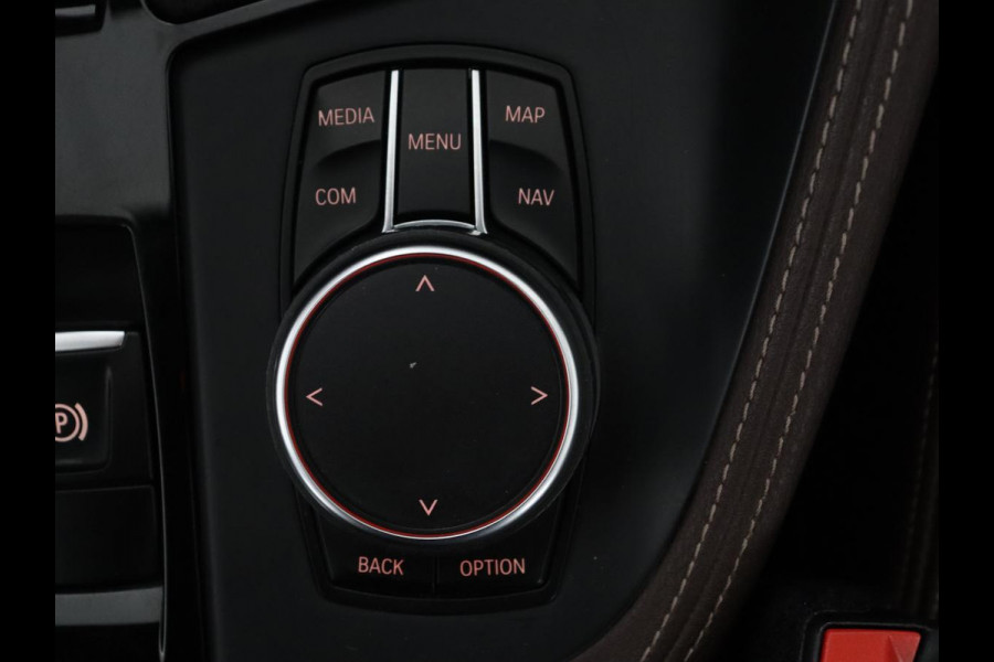 BMW X1 xDrive20i High Executive | Trekhaak | LED | Stoelverwarming | Keyless | Camera |