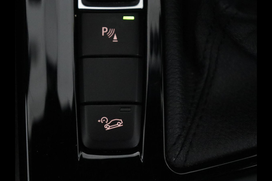 BMW X1 xDrive20i High Executive | Trekhaak | LED | Stoelverwarming | Keyless | Camera |