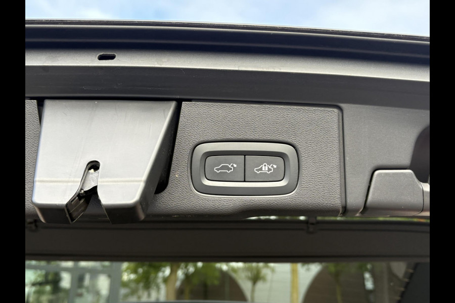 Volvo XC60 2.0 T6 Plug-in hybrid AWD Plus Dark DEALER ONDERHOUDEN | HARMAN/KADON | 360° GRADEN CAM. | STOEL/STUUR VERWARMING | APPLE CARPLAY./ANDROID AUTO | ELEKTRISCHE TREKHAAK