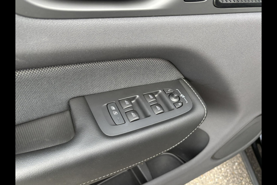 Volvo XC60 2.0 T6 Plug-in hybrid AWD Plus Dark DEALER ONDERHOUDEN | HARMAN/KADON | 360° GRADEN CAM. | STOEL/STUUR VERWARMING | APPLE CARPLAY./ANDROID AUTO | ELEKTRISCHE TREKHAAK