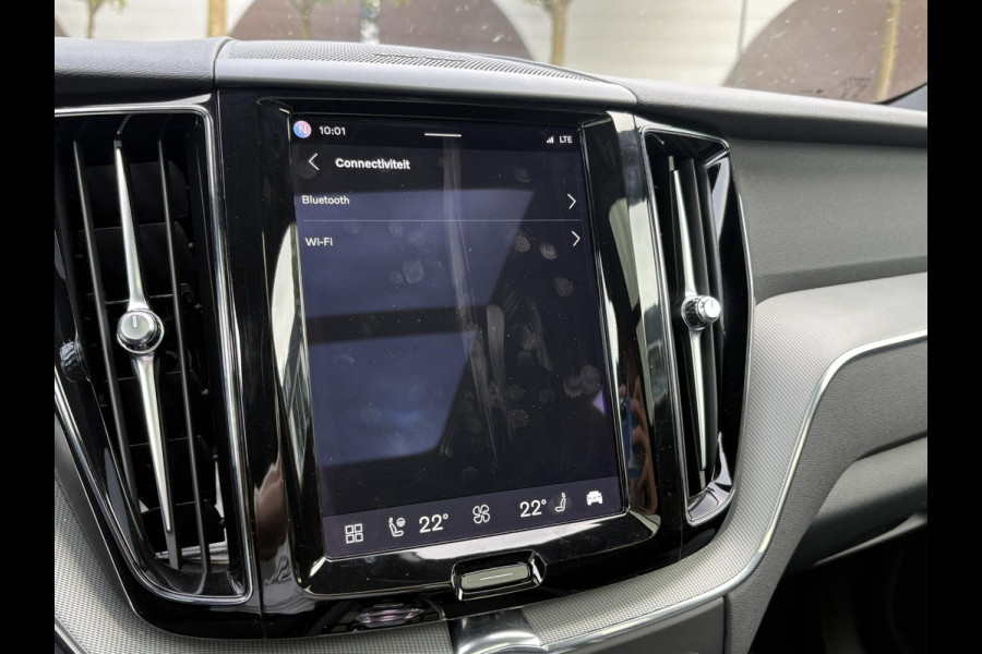 Volvo XC60 2.0 T6 Plug-in hybrid AWD Plus Dark DEALER ONDERHOUDEN | HARMAN/KADON | 360° GRADEN CAM. | STOEL/STUUR VERWARMING | APPLE CARPLAY./ANDROID AUTO | ELEKTRISCHE TREKHAAK