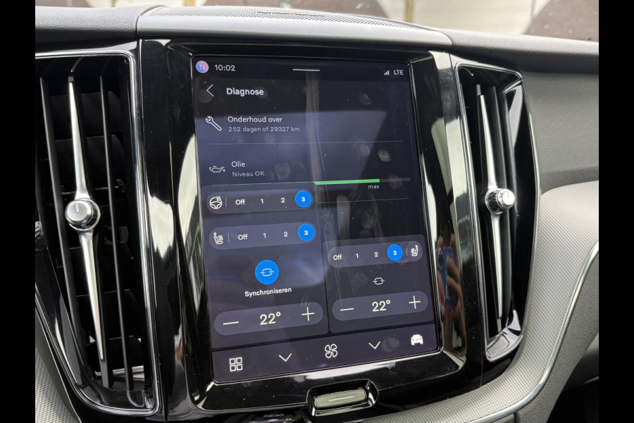 Volvo XC60 2.0 T6 Plug-in hybrid AWD Plus Dark DEALER ONDERHOUDEN | HARMAN/KADON | 360° GRADEN CAM. | STOEL/STUUR VERWARMING | APPLE CARPLAY./ANDROID AUTO | ELEKTRISCHE TREKHAAK