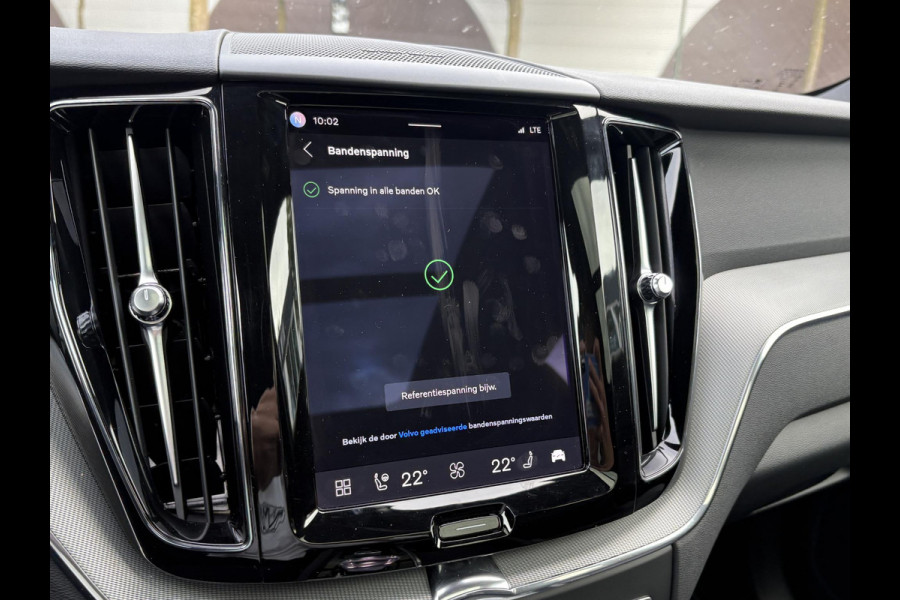 Volvo XC60 2.0 T6 Plug-in hybrid AWD Plus Dark DEALER ONDERHOUDEN | HARMAN/KADON | 360° GRADEN CAM. | STOEL/STUUR VERWARMING | APPLE CARPLAY./ANDROID AUTO | ELEKTRISCHE TREKHAAK