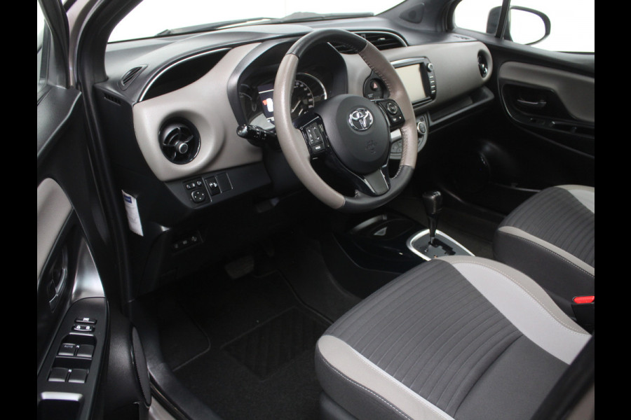 Toyota Yaris 1.5 Hybrid Bi-Tone Plus CLIMATE | LMV16 | AFNBTREKHAAK | CRUISE | LED | NAVI | CAMERA | PANODAK
