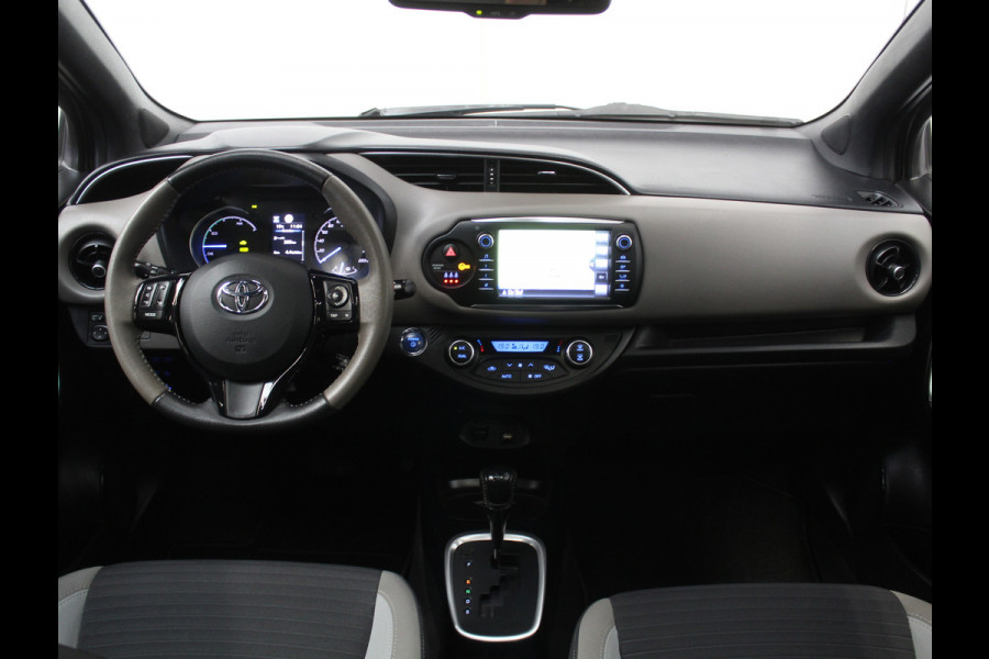 Toyota Yaris 1.5 Hybrid Bi-Tone Plus CLIMATE | LMV16 | AFNBTREKHAAK | CRUISE | LED | NAVI | CAMERA | PANODAK