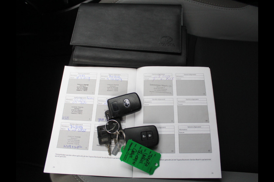 Toyota Yaris 1.5 Hybrid Bi-Tone Plus CLIMATE | LMV16 | AFNBTREKHAAK | CRUISE | LED | NAVI | CAMERA | PANODAK