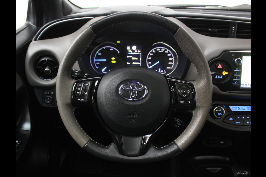 Toyota Yaris 1.5 Hybrid Bi-Tone Plus CLIMATE | LMV16 | AFNBTREKHAAK | CRUISE | LED | NAVI | CAMERA | PANODAK