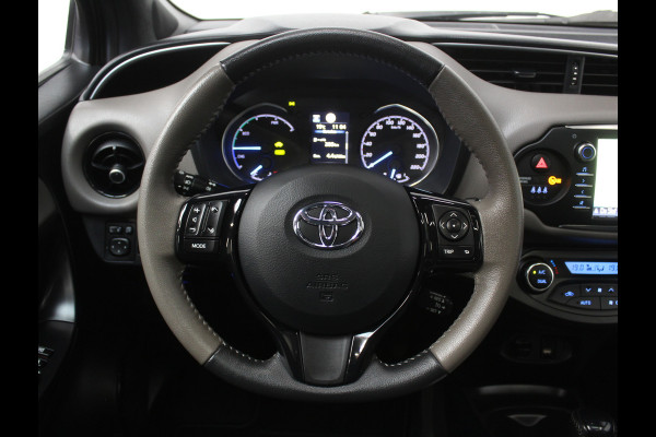 Toyota Yaris 1.5 Hybrid Bi-Tone Plus CLIMATE | LMV16 | AFNBTREKHAAK | CRUISE | LED | NAVI | CAMERA | PANODAK