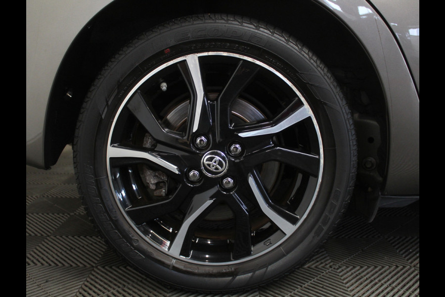 Toyota Yaris 1.5 Hybrid Bi-Tone Plus CLIMATE | LMV16 | AFNBTREKHAAK | CRUISE | LED | NAVI | CAMERA | PANODAK
