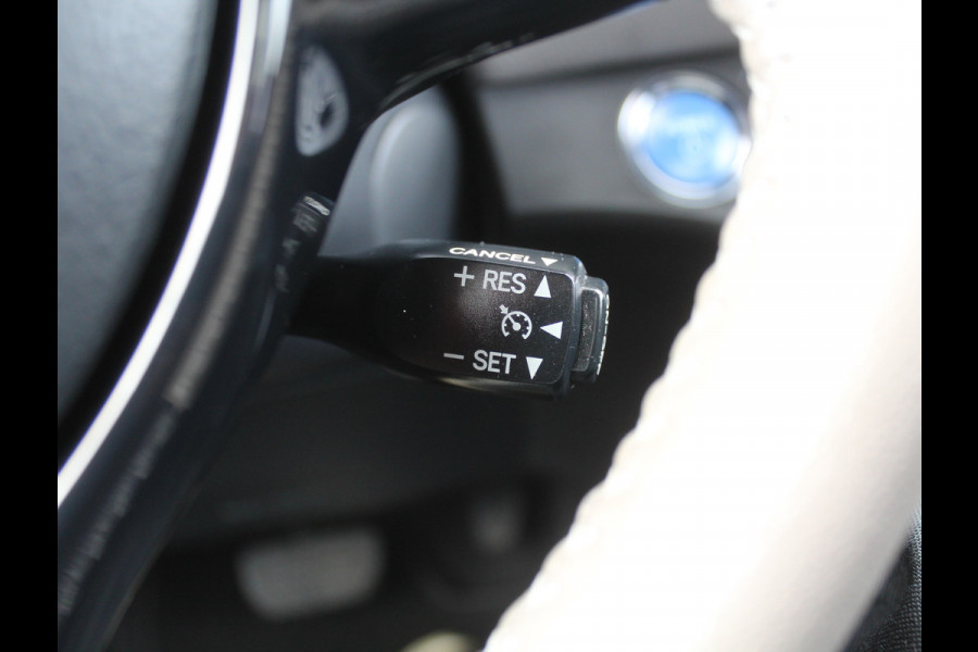 Toyota Yaris 1.5 Hybrid Bi-Tone Plus CLIMATE | LMV16 | AFNBTREKHAAK | CRUISE | LED | NAVI | CAMERA | PANODAK