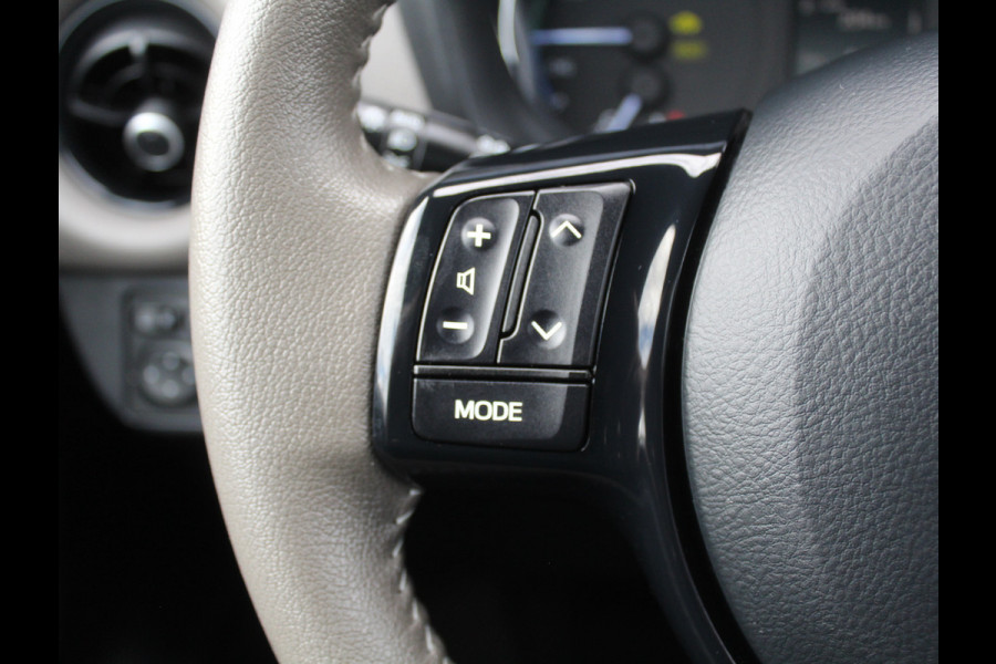 Toyota Yaris 1.5 Hybrid Bi-Tone Plus CLIMATE | LMV16 | AFNBTREKHAAK | CRUISE | LED | NAVI | CAMERA | PANODAK