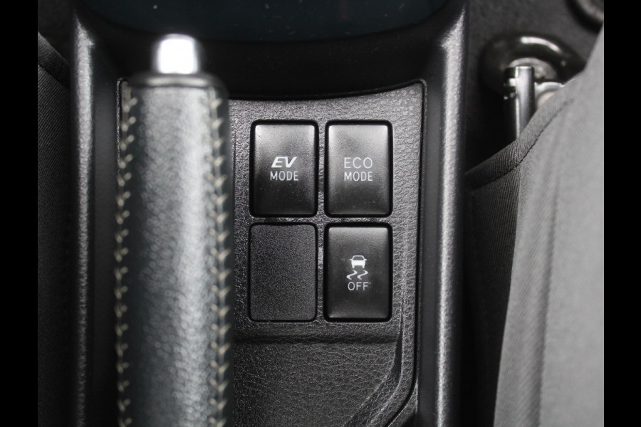 Toyota Yaris 1.5 Hybrid Bi-Tone Plus CLIMATE | LMV16 | AFNBTREKHAAK | CRUISE | LED | NAVI | CAMERA | PANODAK