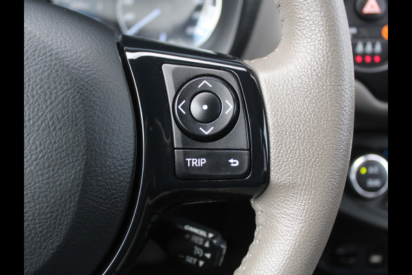 Toyota Yaris 1.5 Hybrid Bi-Tone Plus CLIMATE | LMV16 | AFNBTREKHAAK | CRUISE | LED | NAVI | CAMERA | PANODAK