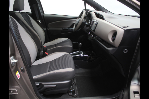 Toyota Yaris 1.5 Hybrid Bi-Tone Plus CLIMATE | LMV16 | AFNBTREKHAAK | CRUISE | LED | NAVI | CAMERA | PANODAK