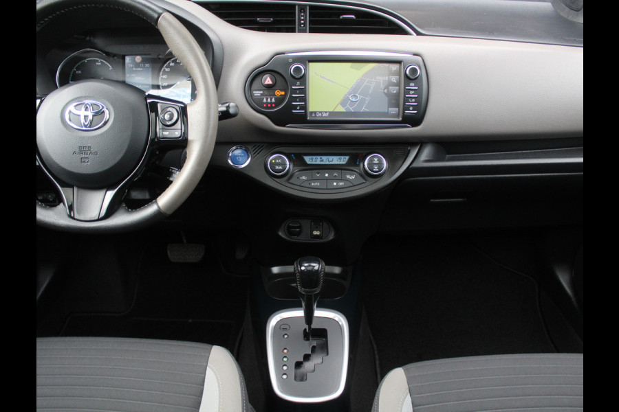 Toyota Yaris 1.5 Hybrid Bi-Tone Plus CLIMATE | LMV16 | AFNBTREKHAAK | CRUISE | LED | NAVI | CAMERA | PANODAK