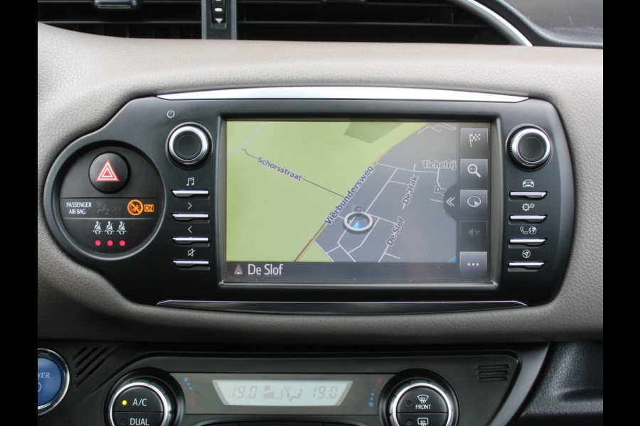Toyota Yaris 1.5 Hybrid Bi-Tone Plus CLIMATE | LMV16 | AFNBTREKHAAK | CRUISE | LED | NAVI | CAMERA | PANODAK