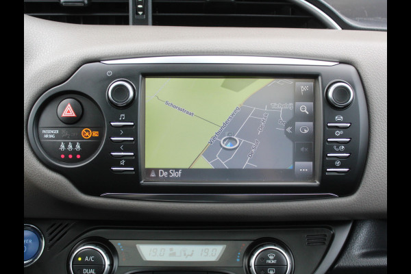 Toyota Yaris 1.5 Hybrid Bi-Tone Plus CLIMATE | LMV16 | AFNBTREKHAAK | CRUISE | LED | NAVI | CAMERA | PANODAK