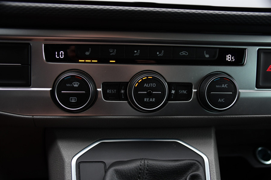 Volkswagen Transporter 2.0 TDI L2H1 32 DC Caravelle Virtual, Adaptieve Cruise, Carplay, LED, 204pk, Stoelverwarming, Clima, Automaat, 2 x Schuifdeur, Multimedia, Uniek!