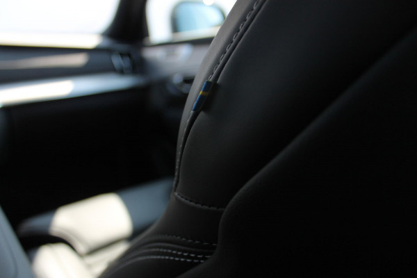 Volvo XC90 T8 406pk Automaat AWD Ultra Black Edition / Stoelmassage - en ventilatie / Luchtvering / Trekhaak / Panoramadak / Google services / Elektrisch bedienbare voorstoelen met geheugen / Stoelverwarming voor en achter