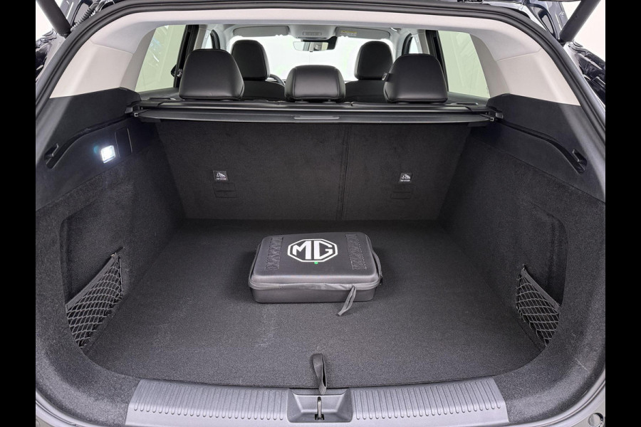 MG MG HS PHEV 1.5 Luxury VAN: € 39.900- VOOR: € 33.330,- UW HERFSTVOORDEEL: € 6.470| ,-PLUG-IN HYBRIDE | 272 PK | NIEUWE AUTO | >1.000 KM TOTAAL BEREIK | 1E REGISTRATIE 03-2026 | 360° CAMERA | ELEKTRISCHE ACHTERKLEP | 7 JAAR MG GARANTIE T/M 2033 | APPLE CARPLAY | ANDROID AUTO | STOELVERWARMING | FULL LED | ELEKTRISCHE STOELEN