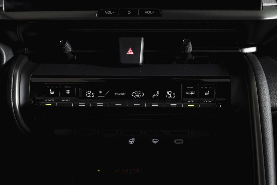 Toyota C-HR 1.8 Hybrid 140 Dynamic | Dig. Cockpit | Adapt. Cruise | Winterpakket | PDC | Camera | NAV + App. Connect | ECC | DAB | LM 18" | 2989