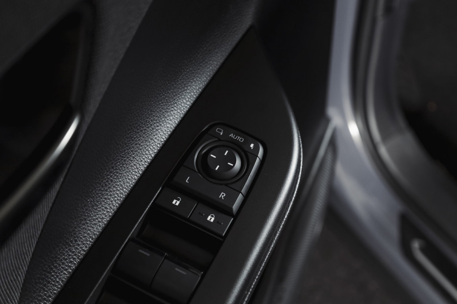 Toyota C-HR 1.8 Hybrid 140 Dynamic | Dig. Cockpit | Adapt. Cruise | Winterpakket | PDC | Camera | NAV + App. Connect | ECC | DAB | LM 18" | 2989
