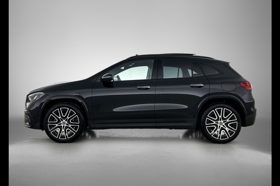 Mercedes-Benz GLA 250 e 140 Year Edition | Premium Plus pakket | Nightpakket | Parkeerpakket | Trekhaak | Panoramaschuifdak | 360° camera | 20” tien-dubbelspaaks AMG velgen | Warmtewerend, donkergetint glas |