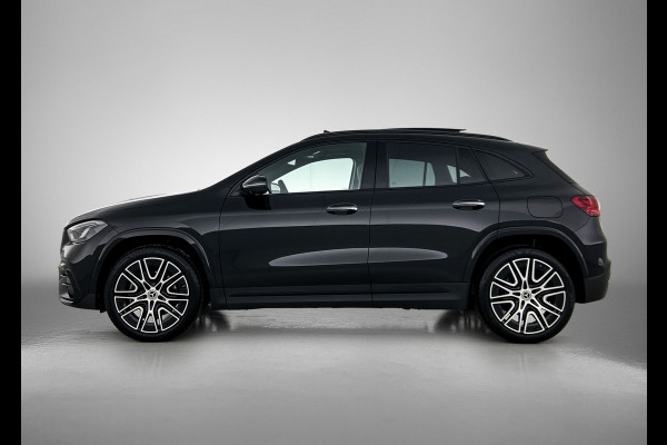 Mercedes-Benz GLA 250 e 140 Year Edition | Premium Plus pakket | Nightpakket | Parkeerpakket | Trekhaak | Panoramaschuifdak | 360° camera | 20” tien-dubbelspaaks AMG velgen | Warmtewerend, donkergetint glas |