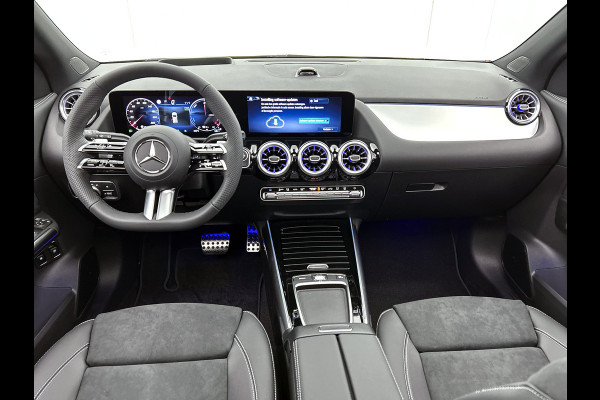 Mercedes-Benz GLA 250 e 140 Year Edition | Premium Plus pakket | Nightpakket | Parkeerpakket | Trekhaak | Panoramaschuifdak | 360° camera | 20” tien-dubbelspaaks AMG velgen | Warmtewerend, donkergetint glas |