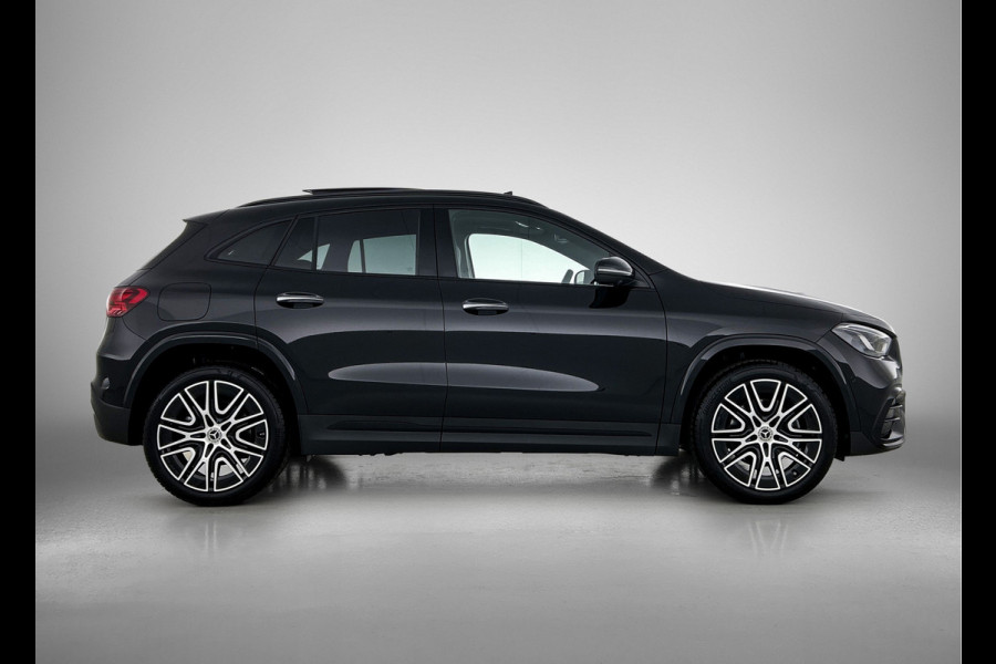 Mercedes-Benz GLA 250 e 140 Year Edition | Premium Plus pakket | Nightpakket | Parkeerpakket | Trekhaak | Panoramaschuifdak | 360° camera | 20” tien-dubbelspaaks AMG velgen | Warmtewerend, donkergetint glas |