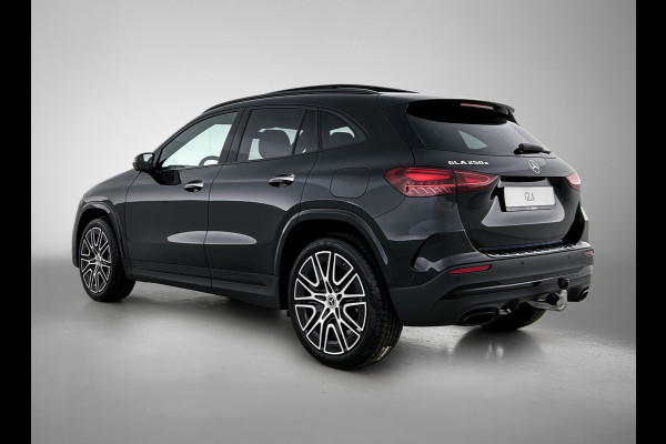 Mercedes-Benz GLA 250 e 140 Year Edition | Premium Plus pakket | Nightpakket | Parkeerpakket | Trekhaak | Panoramaschuifdak | 360° camera | 20” tien-dubbelspaaks AMG velgen | Warmtewerend, donkergetint glas |
