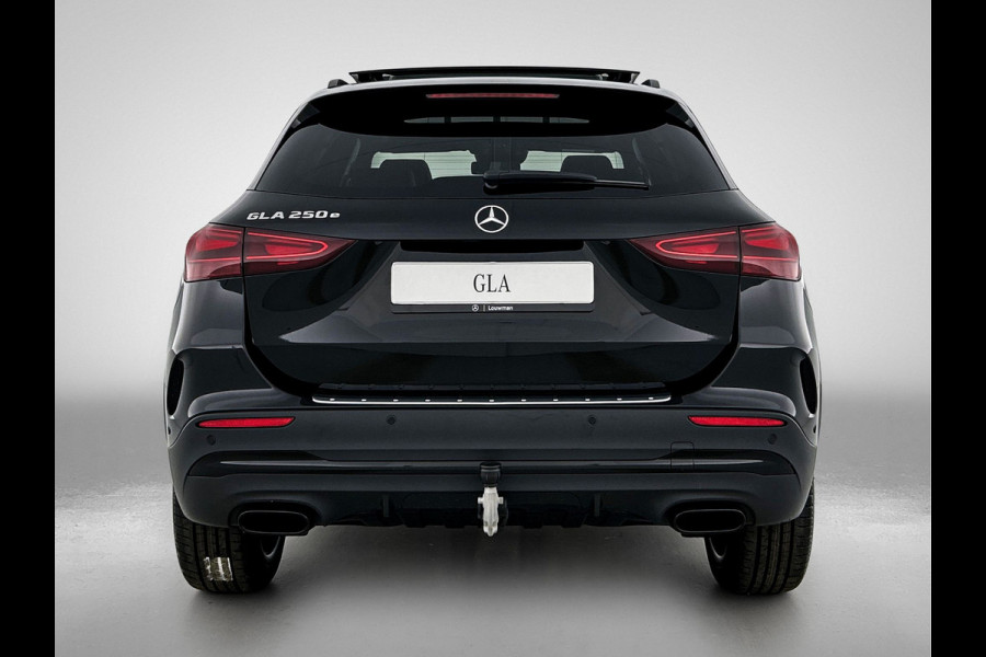 Mercedes-Benz GLA 250 e 140 Year Edition | Premium Plus pakket | Nightpakket | Parkeerpakket | Trekhaak | Panoramaschuifdak | 360° camera | 20” tien-dubbelspaaks AMG velgen | Warmtewerend, donkergetint glas |