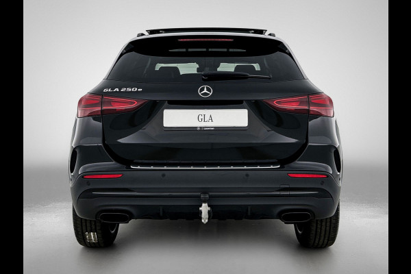 Mercedes-Benz GLA 250 e 140 Year Edition | Premium Plus pakket | Nightpakket | Parkeerpakket | Trekhaak | Panoramaschuifdak | 360° camera | 20” tien-dubbelspaaks AMG velgen | Warmtewerend, donkergetint glas |