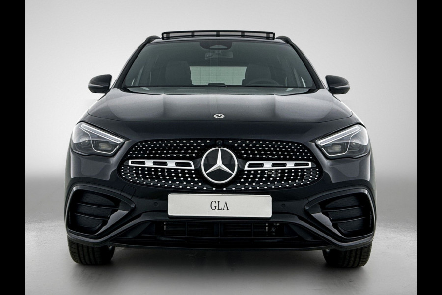 Mercedes-Benz GLA 250 e 140 Year Edition | Premium Plus pakket | Nightpakket | Parkeerpakket | Trekhaak | Panoramaschuifdak | 360° camera | 20” tien-dubbelspaaks AMG velgen | Warmtewerend, donkergetint glas |