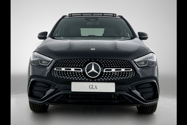 Mercedes-Benz GLA 250 e 140 Year Edition | Premium Plus pakket | Nightpakket | Parkeerpakket | Trekhaak | Panoramaschuifdak | 360° camera | 20” tien-dubbelspaaks AMG velgen | Warmtewerend, donkergetint glas |