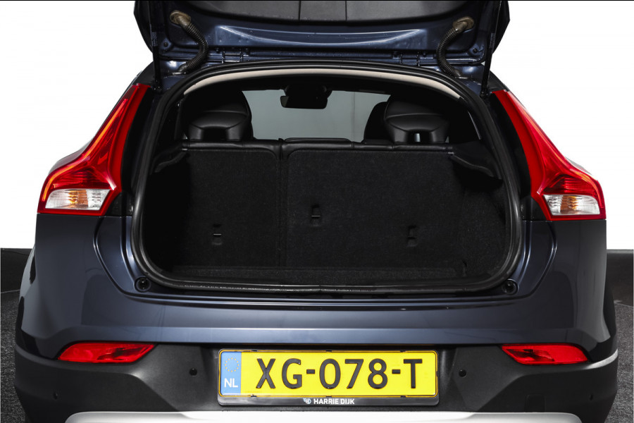 Volvo V40 Cross Country 1.5 T3 150 PK Polar+ Luxury - Automaat Orig. NL | Panodak | Adapt. Cruise | Harman/Kardon | Stoelverw. | Standkachel | PDC | Camera | NAV | ECC | Afn.Trekhaak | LM 17" |