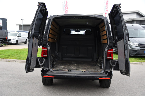 Volkswagen Transporter 2.0 TDI L2H1 28 Bulli Black Edition Virtual, Adaptieve Cruise, Camera, Carlay, LED, Stoelverwarming, Leder, 150pk, Automaat, Uniek!