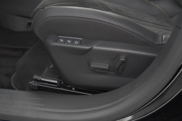 Peugeot 208 1.2 Hybrid 145 e-DCS6 GT | Alcantara Pakket | Camera | Apple Carplay | Stoelverwarming