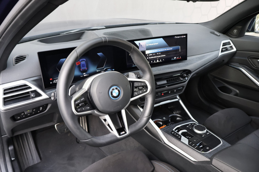 BMW 3 Serie Touring 330e | 25MY | LCI FACELIFT | BTW-AUTO | ELEK. HAAK | HEAD UP | HARMAN & KARDON | SFEERVERLICHTING | 360 CAMERA | MEMORY