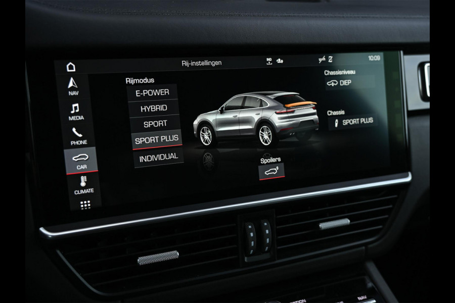 Porsche Cayenne Coupé 3.0 E-Hybrid | Sport Design | NL-Auto | Carbon Dak | Alcantara Hemel | Carbon Interieur | Luchtvering | Camera | Stuur- Stoelverwarming | Memory Seat | Soft Close | HIFI | Trekhaak |